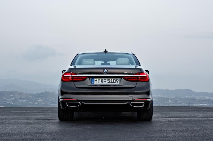  BMW 750Li xDrive 2015 года  (фото 26 из 41)